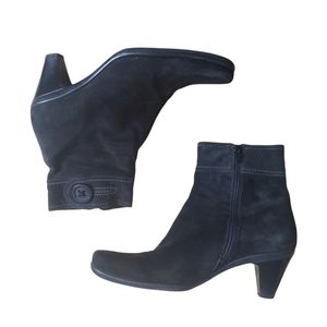 LA CANADIENNE Black Suede BootiesSize 10